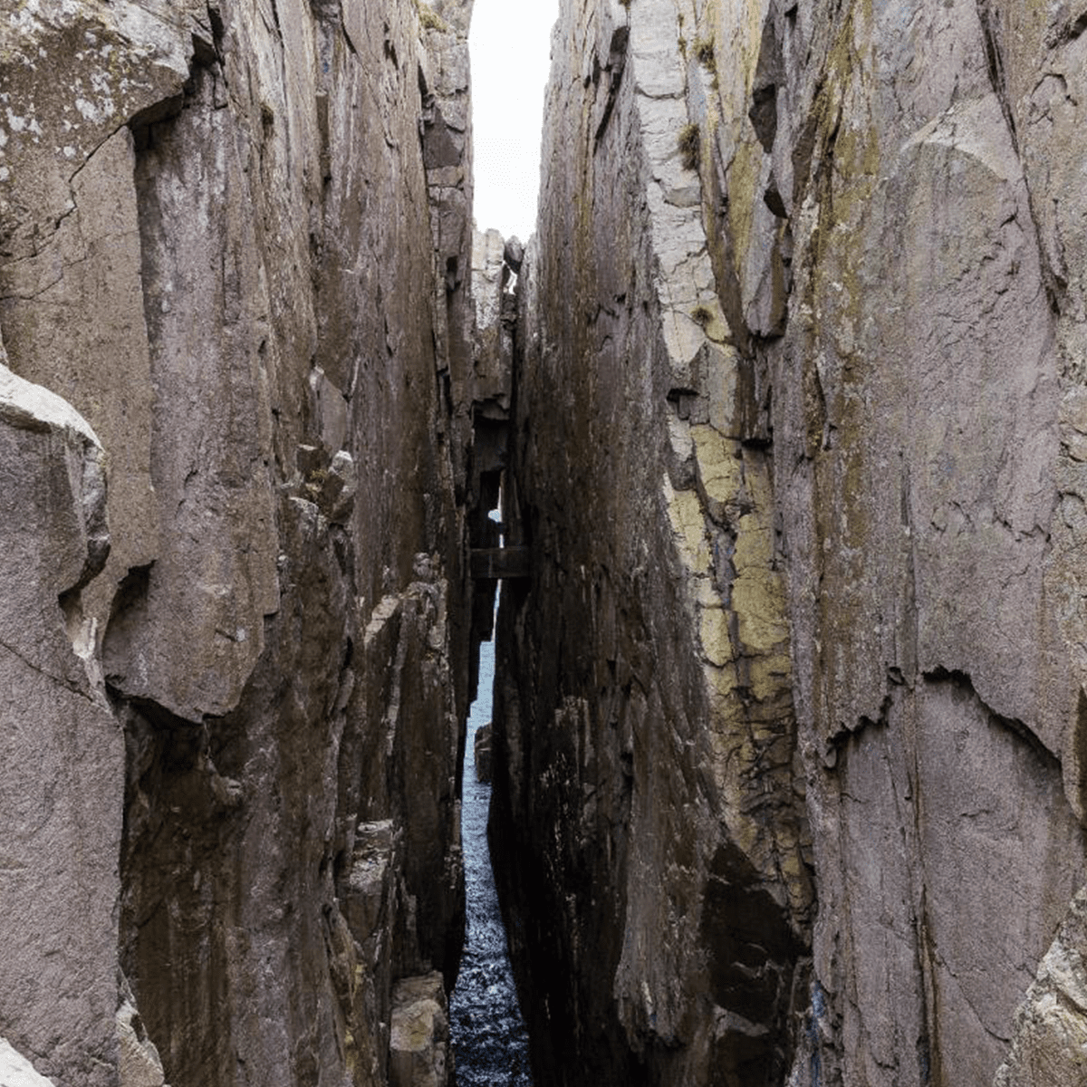 东引一线天:奇岩景观中的代表,"一线天"为一处海蚀沟地形,两岩壁垂直